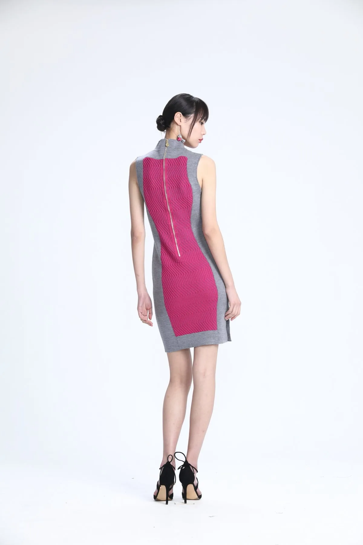 Sleeveless Knit Qipao with Fuchsia Zigzag Stitch at Central Panel