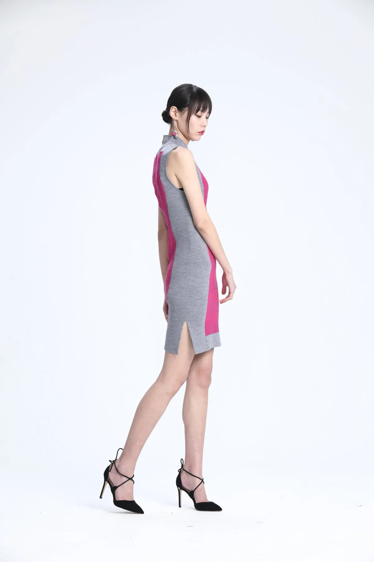 Sleeveless Knit Qipao with Fuchsia Zigzag Stitch at Central Panel